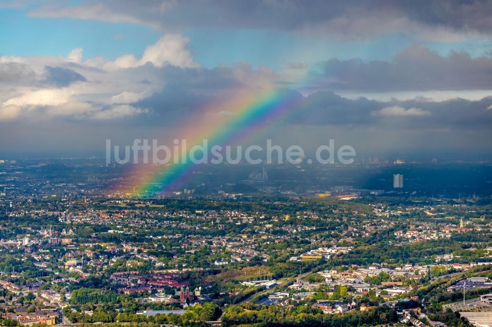 Essen aus der Vogelperspektive: Wetterlage mit Regenbogen- Bildung im Ortsteil Bergeborbeck in Essen im Bundesland Nordrhein-Westfalen, Deutschland