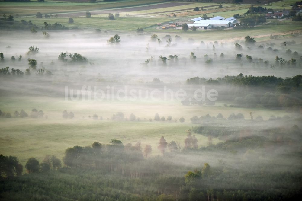 Luftbild Deetz - Wetterlage mit schichtartiger Nebel- Bedeckung bei Deetz im Bundesland Sachsen-Anhalt, Deutschland