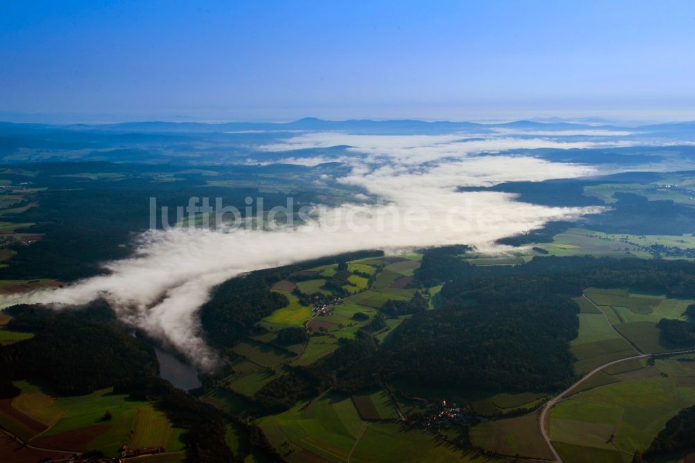 Tännesberg aus der Vogelperspektive: Wetterlage mit schichtartiger Nebel- Bedeckung über dem Flussverlauf der Pfreimd in Tännesberg im Bundesland Bayern, Deutschland