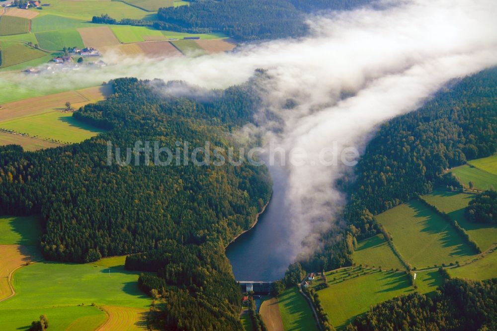 Luftbild Tännesberg - Wetterlage mit schichtartiger Nebel- Bedeckung über dem Flussverlauf der Pfreimd in Tännesberg im Bundesland Bayern, Deutschland