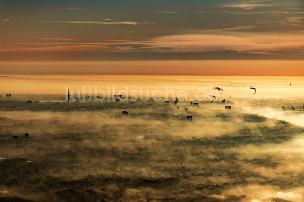 Luftbild Hamburg - Wetterlage mit schichtartiger Nebel- Bedeckung über dem Stadtgebiet in Hamburg, Deutschland