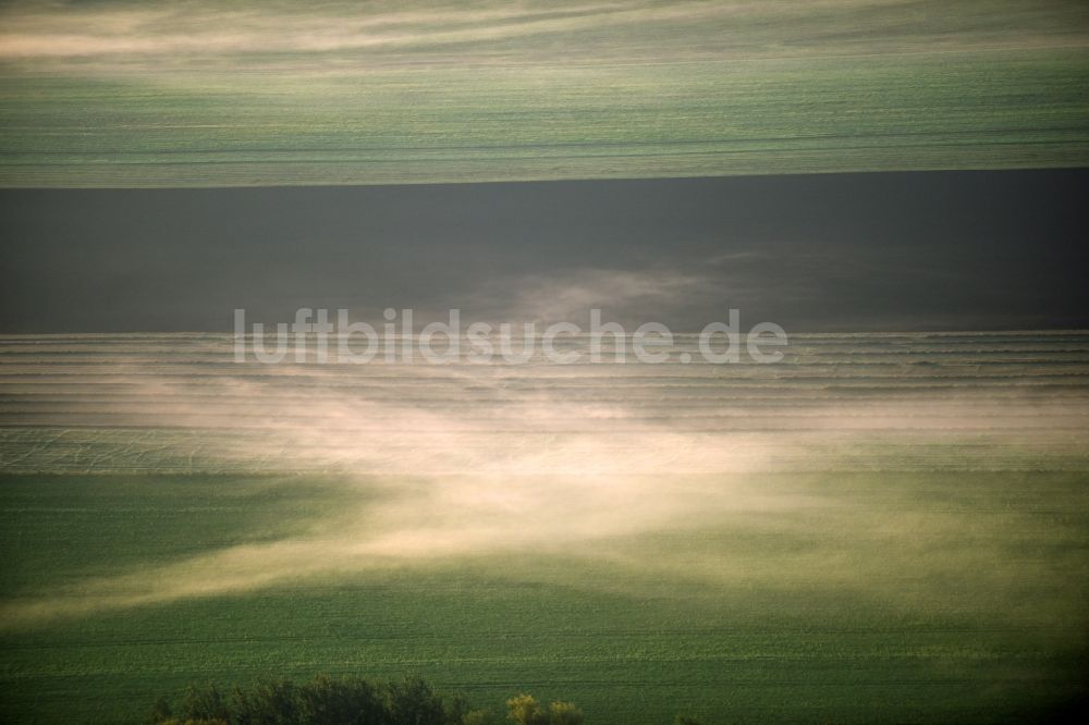 Luftbild Rathmannsdorf - Wetterlage mit schichtartiger Nebel- Bedeckung auf einer Feld- Landschaft in Rathmannsdorf im Bundesland Sachsen-Anhalt, Deutschland