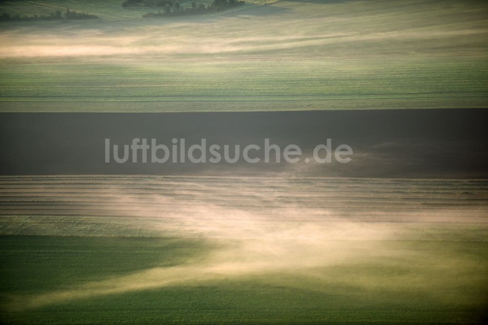 Luftaufnahme Rathmannsdorf - Wetterlage mit schichtartiger Nebel- Bedeckung auf einer Feld- Landschaft in Rathmannsdorf im Bundesland Sachsen-Anhalt, Deutschland