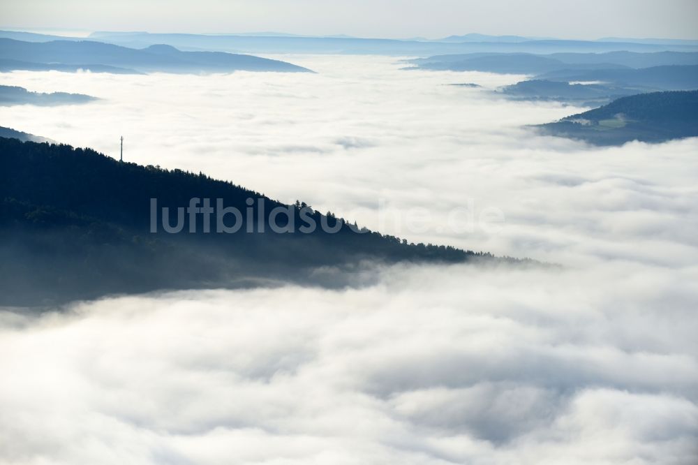 Malsfeld von oben - Wetterlage mit schichtartiger Nebel- Bedeckung in Malsfeld im Bundesland Hessen, Deutschland