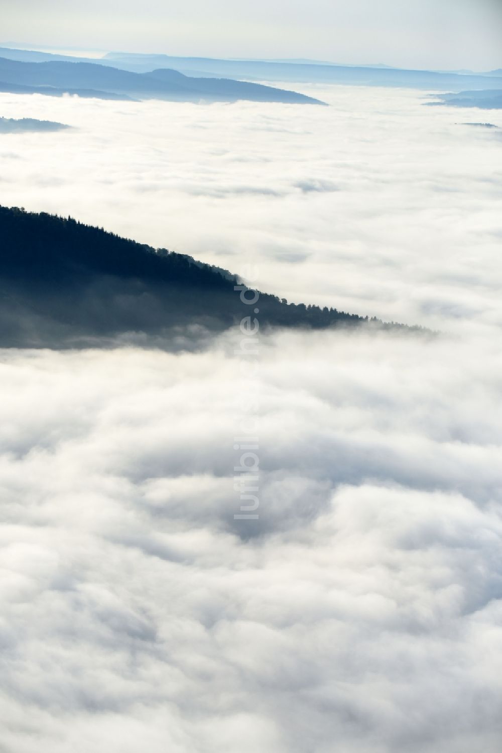 Malsfeld aus der Vogelperspektive: Wetterlage mit schichtartiger Nebel- Bedeckung in Malsfeld im Bundesland Hessen, Deutschland