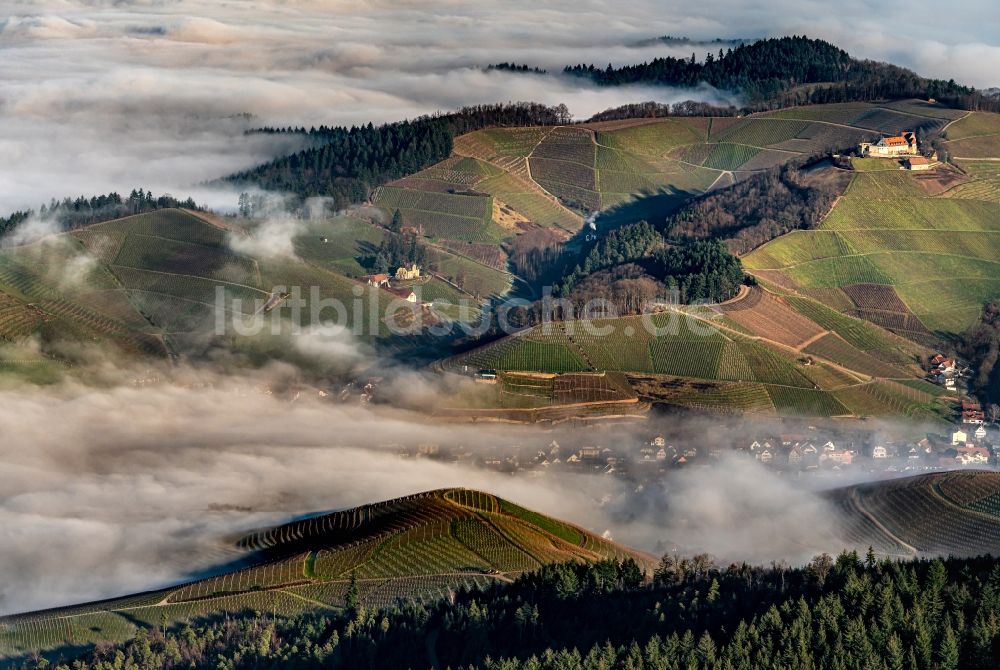 Luftaufnahme Durbach - Wetterlage mit schichtartiger Nebel- Bedeckung in den Weinbergen bei in Durbach im Bundesland Baden-Württemberg, Deutschland