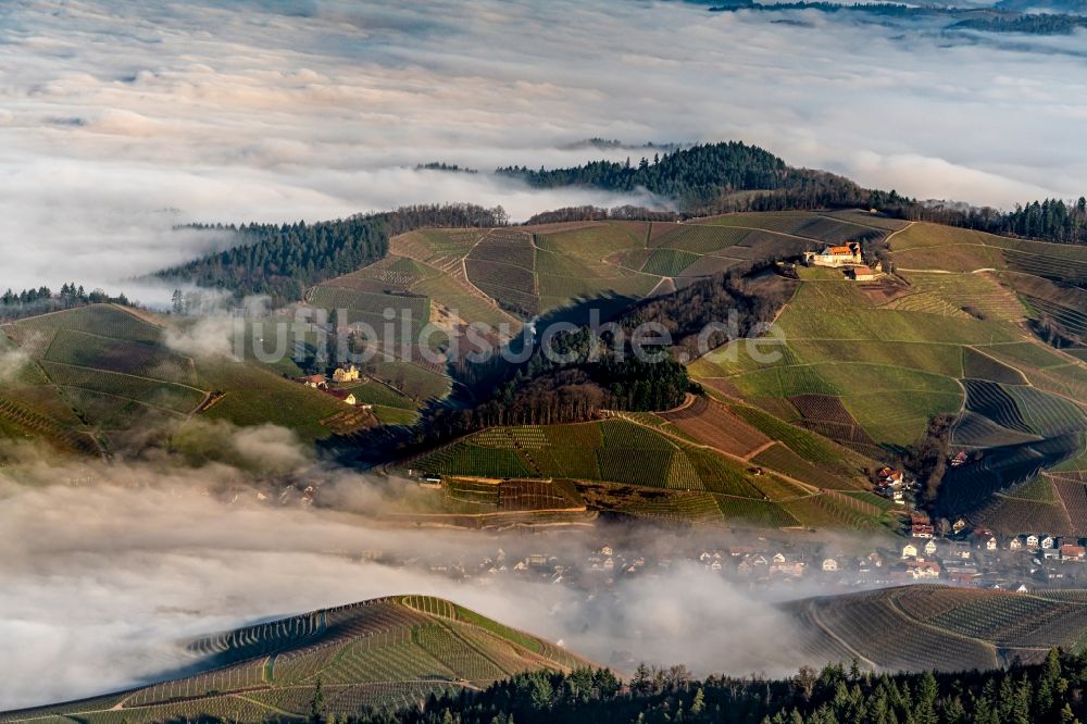 Durbach von oben - Wetterlage mit schichtartiger Nebel- Bedeckung in den Weinbergen bei in Durbach im Bundesland Baden-Württemberg, Deutschland