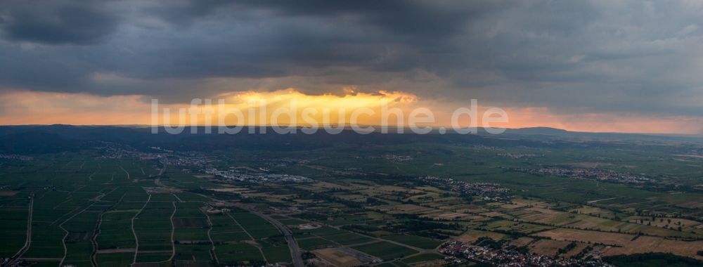 Luftaufnahme Birkenheide - Wetterlage mit Sonnenstrahlung aus Öffungen der Wolkendecke über dem Haardtrand in Birkenheide im Bundesland Rheinland-Pfalz