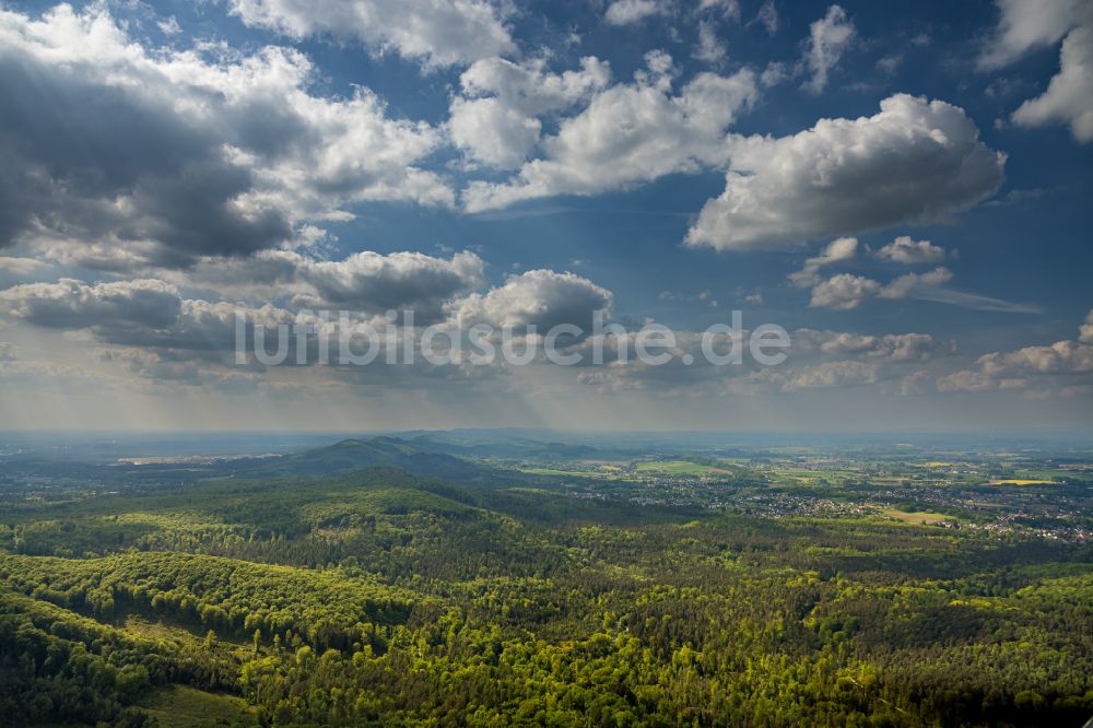 Detmold aus der Vogelperspektive: Wetterlage mit Sonnenstrahlung aus Öffungen der Wolkendecke in Detmold im Bundesland Nordrhein-Westfalen, Deutschland