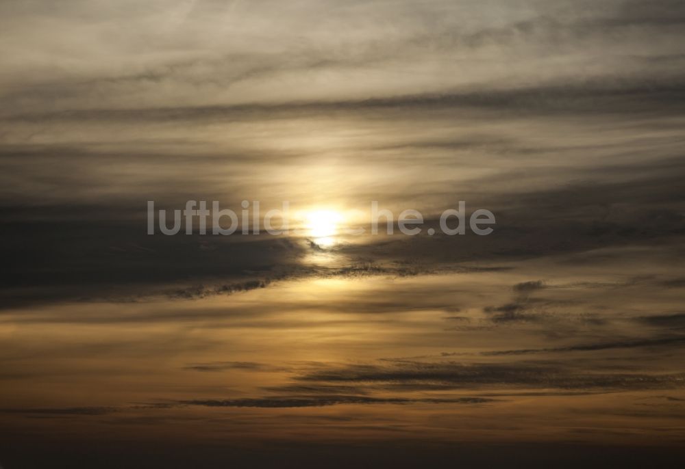 Luftbild Friedrichstadt - Wetterlage mit Sonnenstrahlung aus Öffungen der Wolkendecke in Friedrichstadt im Bundesland Schleswig-Holstein