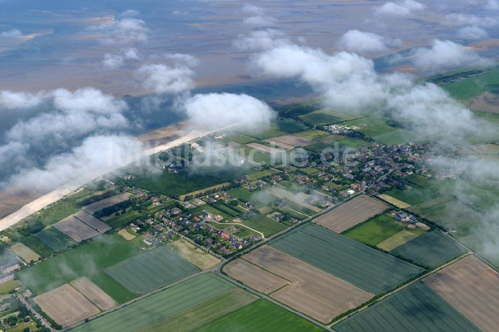 Luftbild Utersum - Wetterlage mit Wolkenbildung über Utersum an der Nordsee im Bundesland Schleswig-Holstein