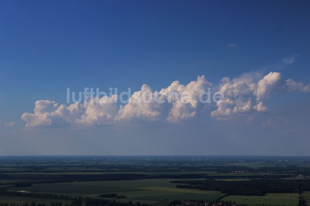 Fehrbellin aus der Vogelperspektive: Wetterlage mit Wolkenbildung in Fehrbellin im Bundesland Brandenburg