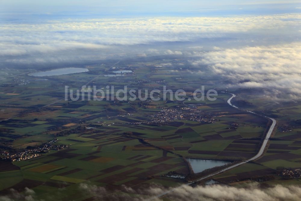 Langenpreising aus der Vogelperspektive: Wetterlage mit Wolkenbildung in Langenpreising im Bundesland Bayern