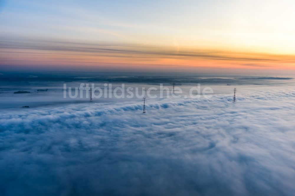 Hollern-Twielenfleth aus der Vogelperspektive: Wetterlage mit Wolkenbildung und Lichtreflektionen bei Sonnenaufgang über der Elbe in Hollern-Twielenfleth im Bundesland Niedersachsen, Deutschland