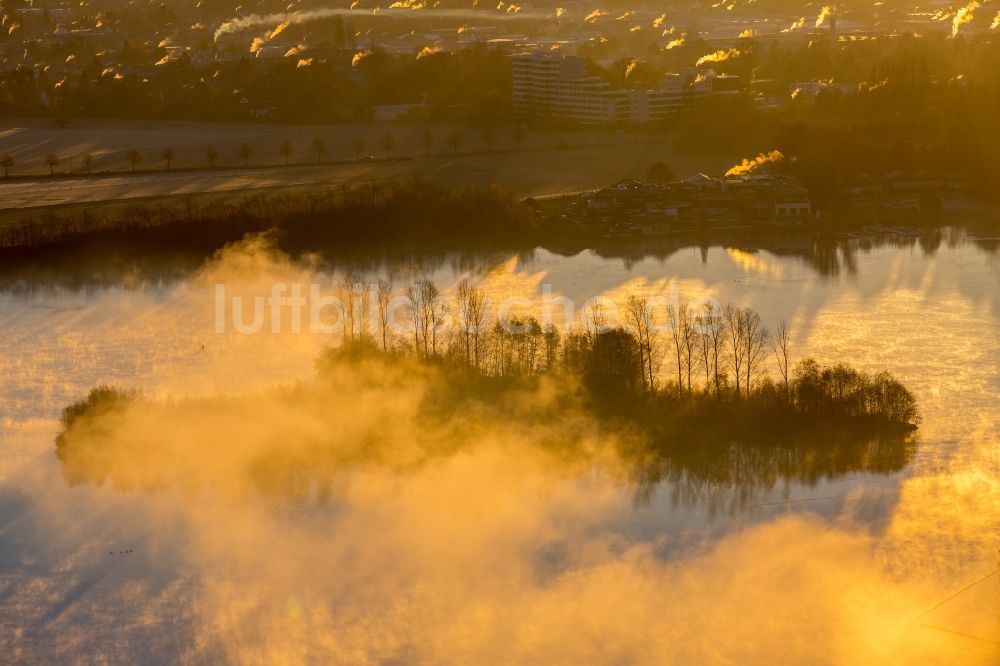 Luftaufnahme Hilden - Wetterlage mit Wolkenbildung und Lichtreflektionen bei Sonnenaufgang über dem Elbsee im Ortsteil Stadtbezirk 8 in Hilden im Bundesland Nordrhein-Westfalen