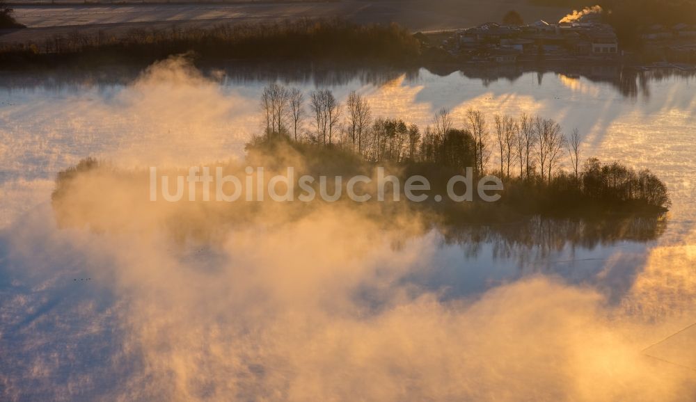 Hilden von oben - Wetterlage mit Wolkenbildung und Lichtreflektionen bei Sonnenaufgang über dem Elbsee im Ortsteil Stadtbezirk 8 in Hilden im Bundesland Nordrhein-Westfalen