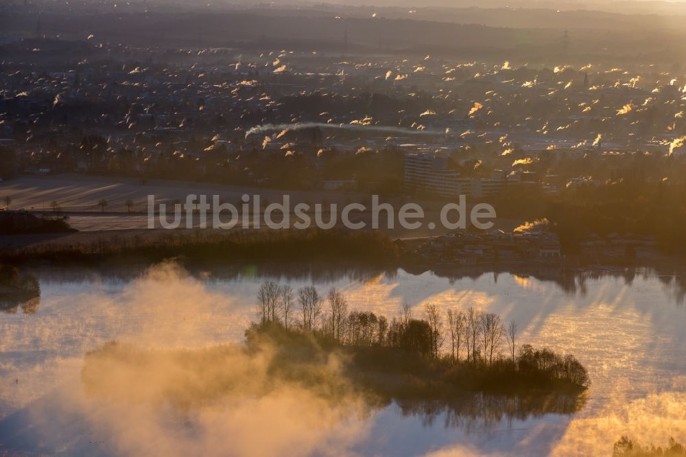 Hilden aus der Vogelperspektive: Wetterlage mit Wolkenbildung und Lichtreflektionen bei Sonnenaufgang über dem Elbsee im Ortsteil Stadtbezirk 8 in Hilden im Bundesland Nordrhein-Westfalen