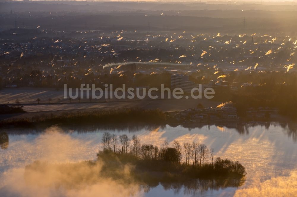 Luftbild Hilden - Wetterlage mit Wolkenbildung und Lichtreflektionen bei Sonnenaufgang über dem Elbsee im Ortsteil Stadtbezirk 8 in Hilden im Bundesland Nordrhein-Westfalen