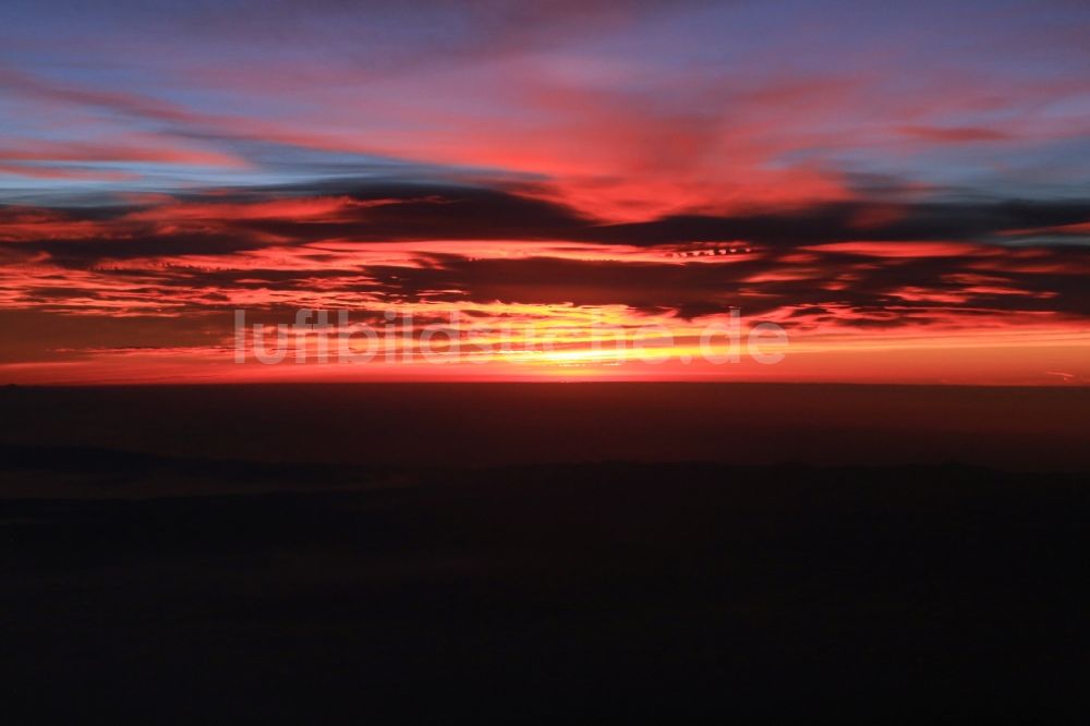 Luftbild Aime - Wetterlage mit Wolkenbildung und Lichtreflektionen bei Sonnenaufgang über der Gebirgsgruppe der Seealpen in Aime in Auvergne-Rhone-Alpes, Frankreich