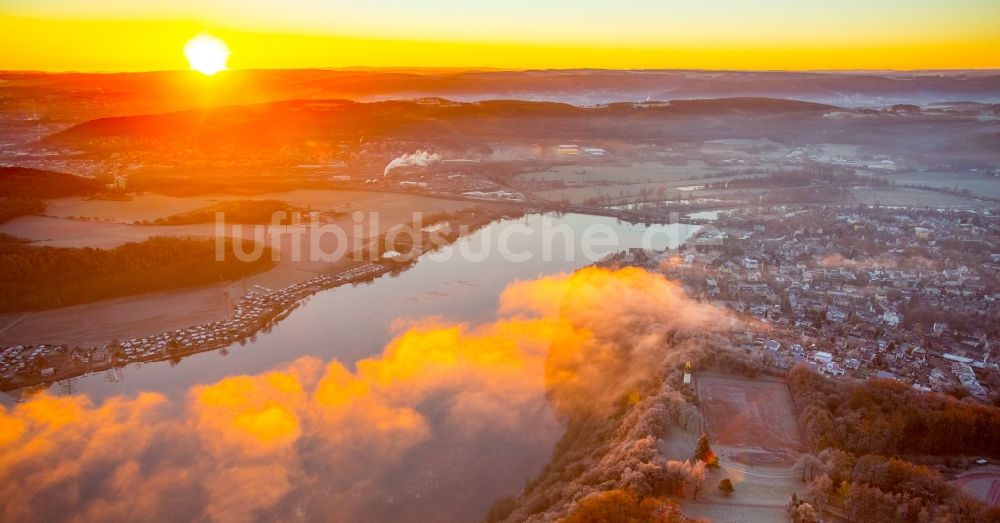 Wetter (Ruhr) von oben - Wetterlage mit Wolkenbildung und Lichtreflektionen bei Sonnenaufgang über der Seenlandschaft des Harkortsee im Ortsteil Westende in Wetter (Ruhr) im Bundesland Nordrhein-Westfalen