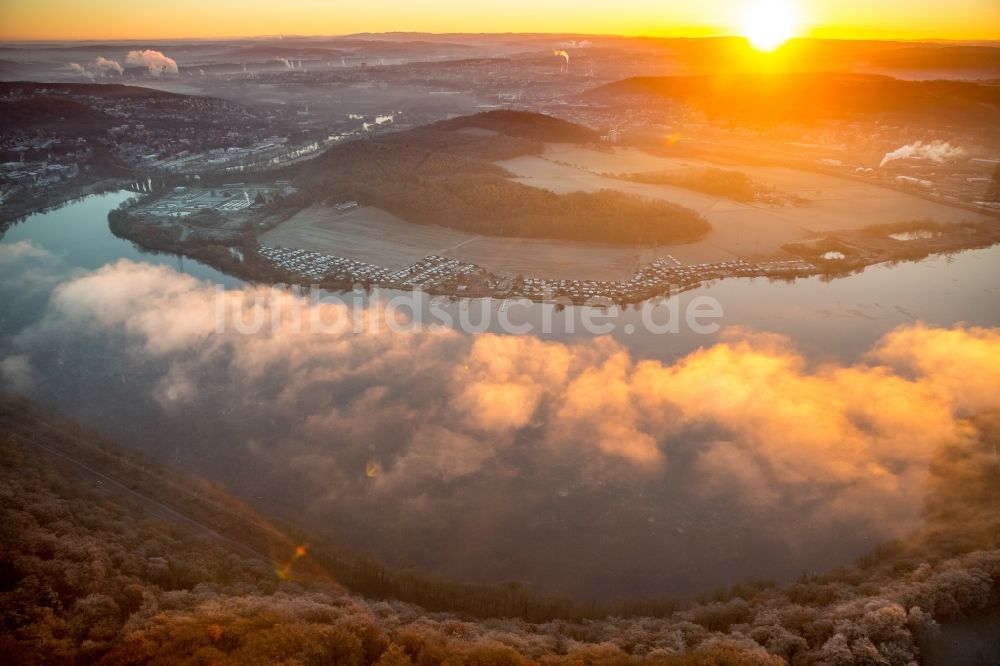 Wetter (Ruhr) aus der Vogelperspektive: Wetterlage mit Wolkenbildung und Lichtreflektionen bei Sonnenaufgang über der Seenlandschaft des Harkortsee im Ortsteil Westende in Wetter (Ruhr) im Bundesland Nordrhein-Westfalen