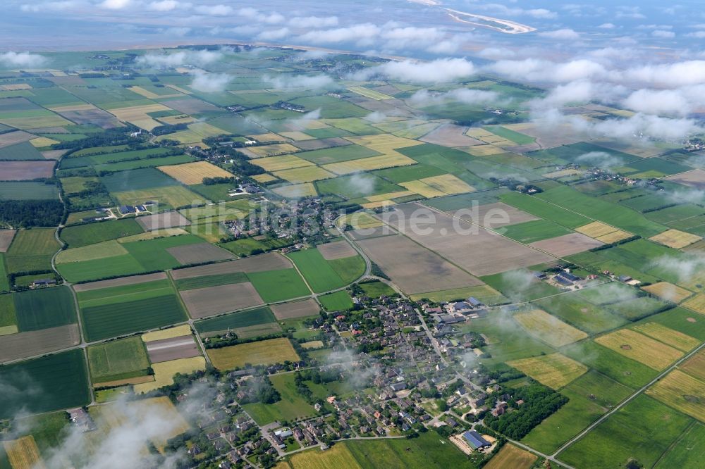 Oldsum aus der Vogelperspektive: Wetterlage mit Wolkenbildung in Oldsum im Bundesland Schleswig-Holstein