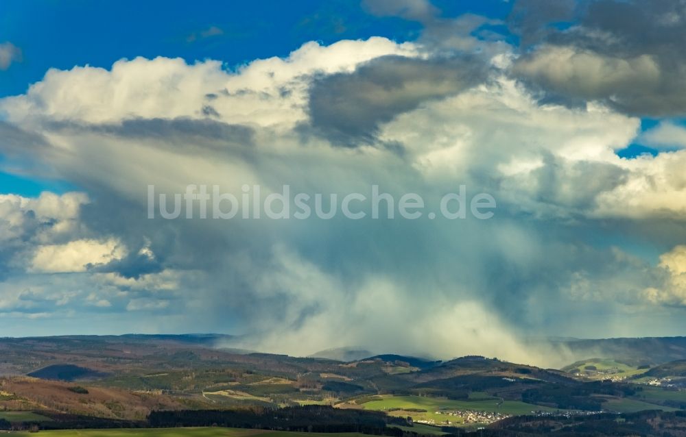 Luftbild Erndtebrück - Wetterlage mit Wolkenbildung im Ortsteil Schameder in Erndtebrück im Bundesland Nordrhein-Westfalen, Deutschland