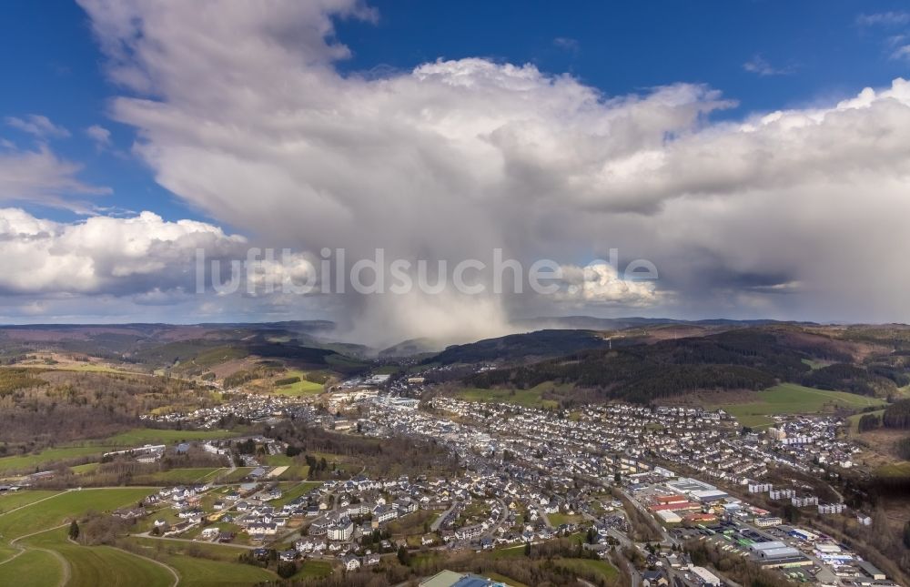 Bad Berleburg von oben - Wetterlage mit Wolkenbildung im Ortsteil Am Stöppelsweg in Bad Berleburg im Bundesland Nordrhein-Westfalen, Deutschland