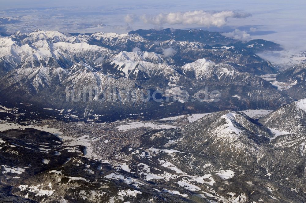 Garmisch-Partenkirchen von oben - Wettersteingebirge bei Garmisch-Partenkirchen im Bundesland Bayern