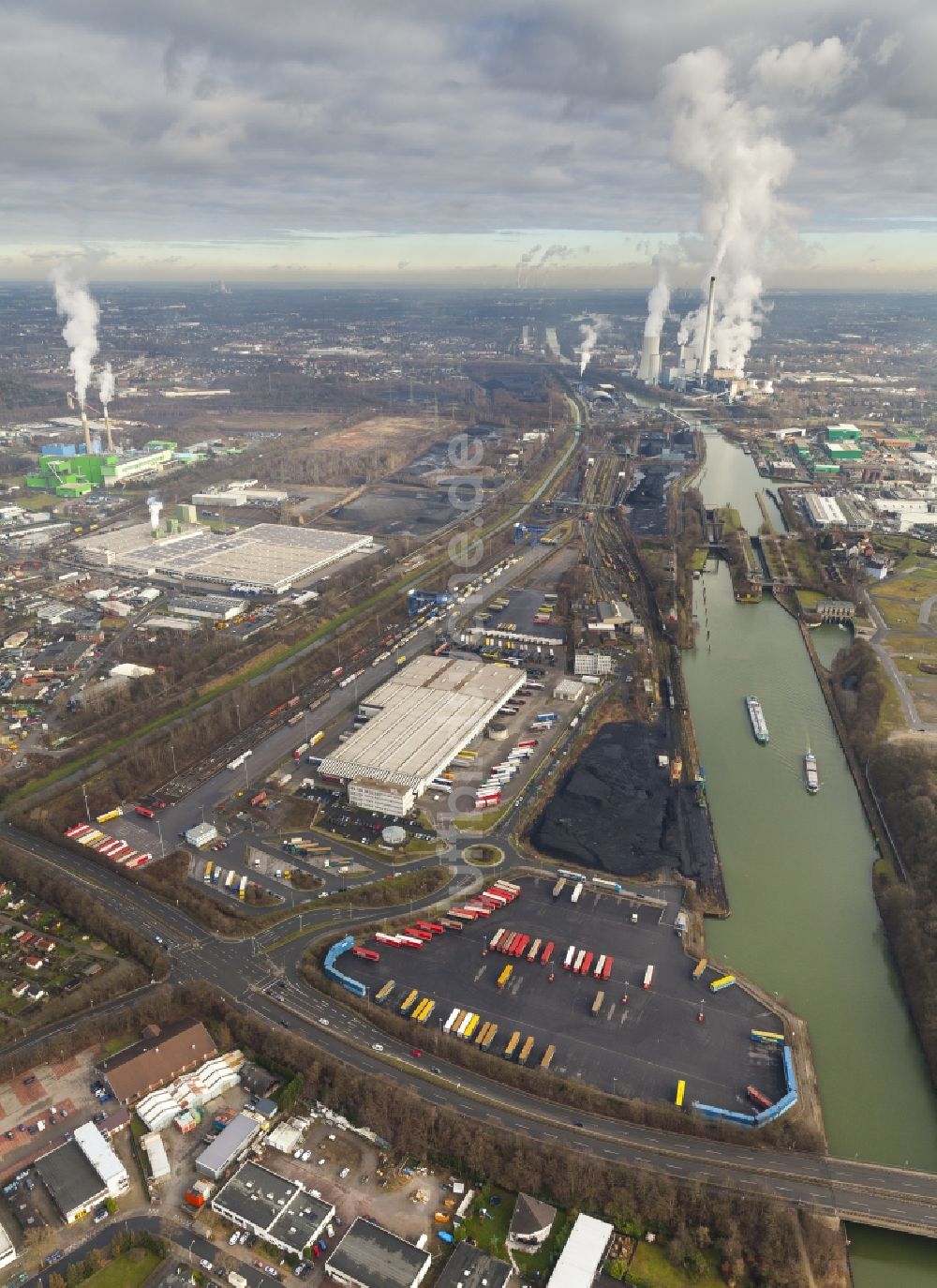 Herne aus der Vogelperspektive: WHE- Logistikzentrum am Rhein-Herne-Kanal in Wanne-Eickel in Herne im Bundesland Nordrhein-Westfalen