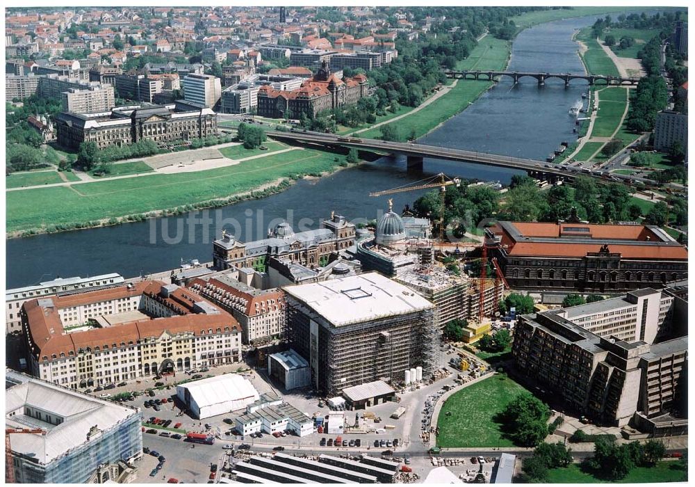 Dresden / Sachs. aus der Vogelperspektive: Wiederaufbau der Dresdner Frauenkirche in der Altstadt von Dresden.