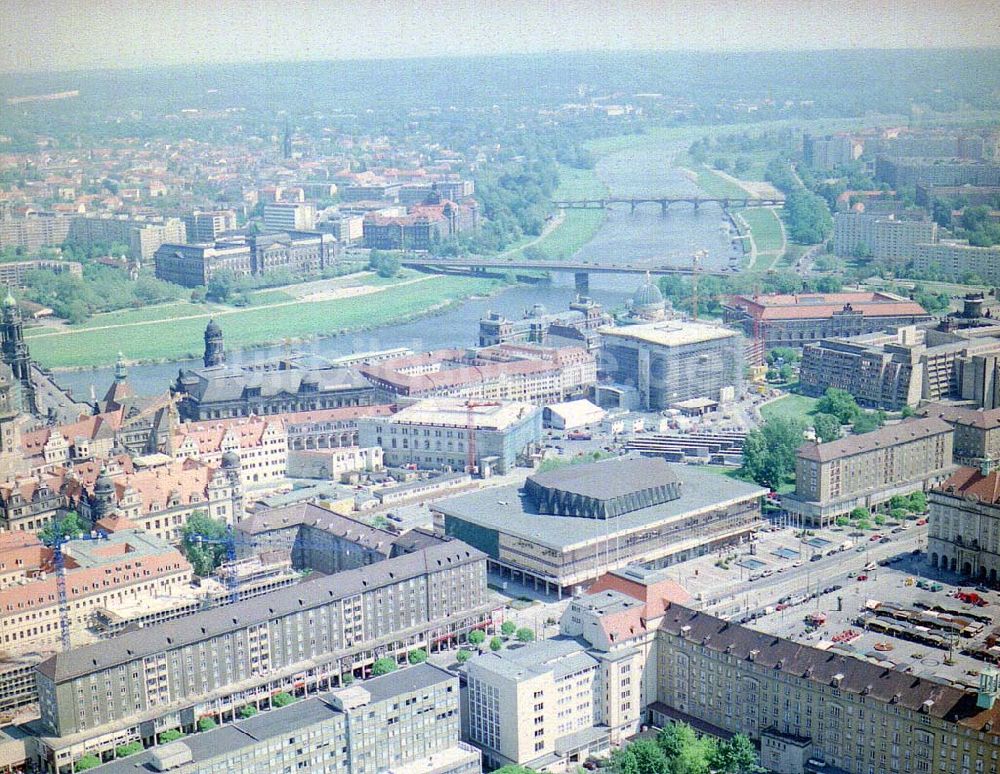 Luftaufnahme Dresden / Sachs. - Wiederaufbau der Dresdner Frauenkirche in der Altstadt von Dresden.