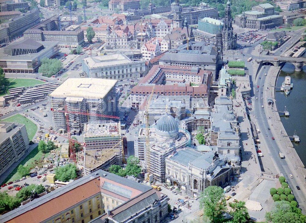 Dresden / Sachs. aus der Vogelperspektive: Wiederaufbau der Dresdner Frauenkirche in der Altstadt von Dresden.