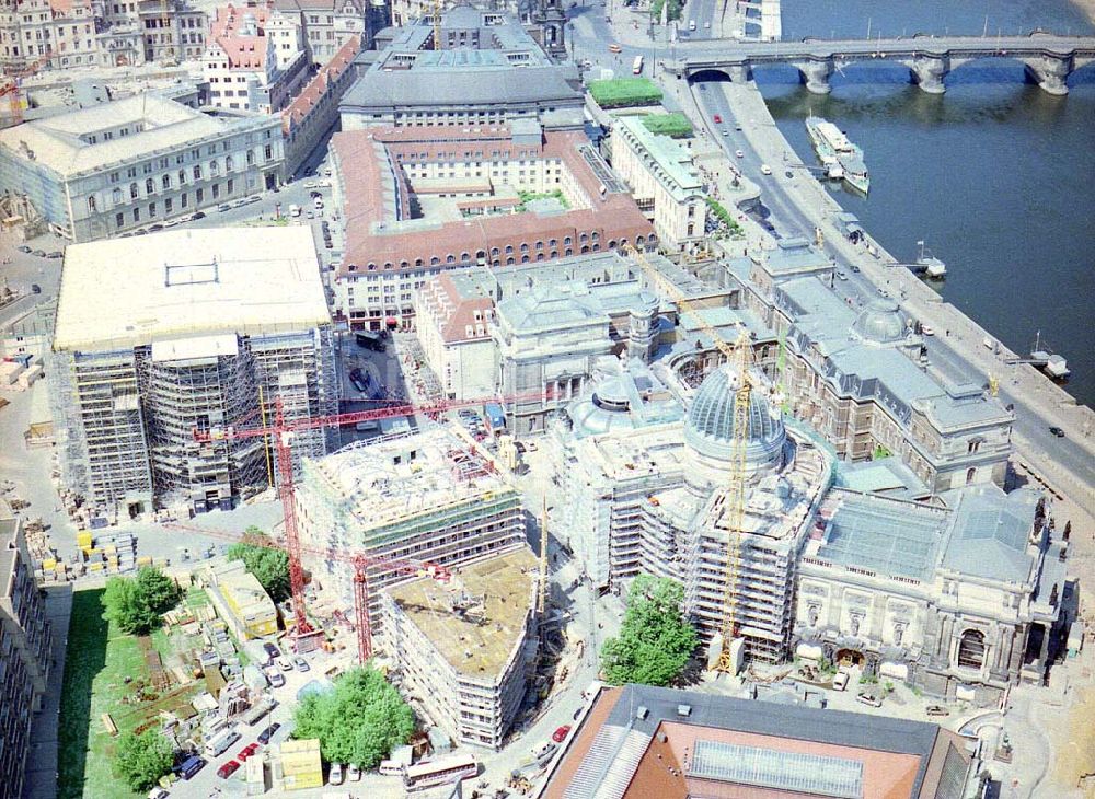 Luftaufnahme Dresden / Sachs. - Wiederaufbau der Dresdner Frauenkirche in der Altstadt von Dresden.