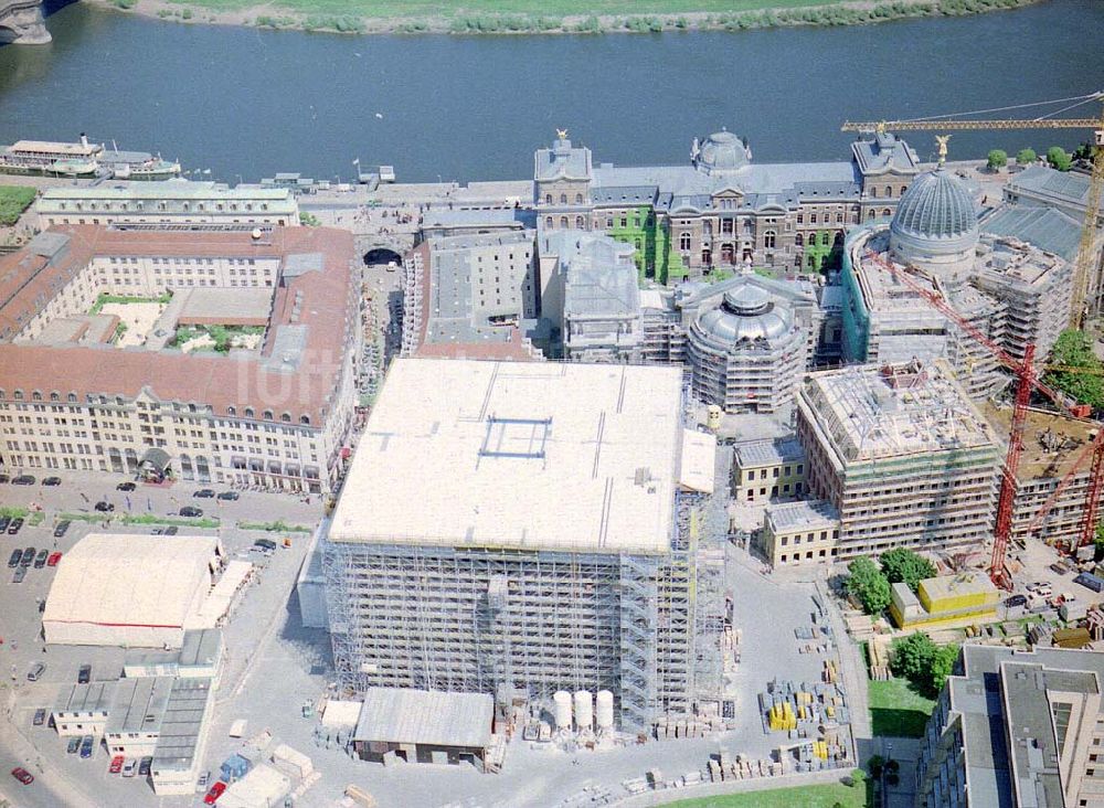 Dresden / Sachs. aus der Vogelperspektive: Wiederaufbau der Dresdner Frauenkirche in der Altstadt von Dresden.