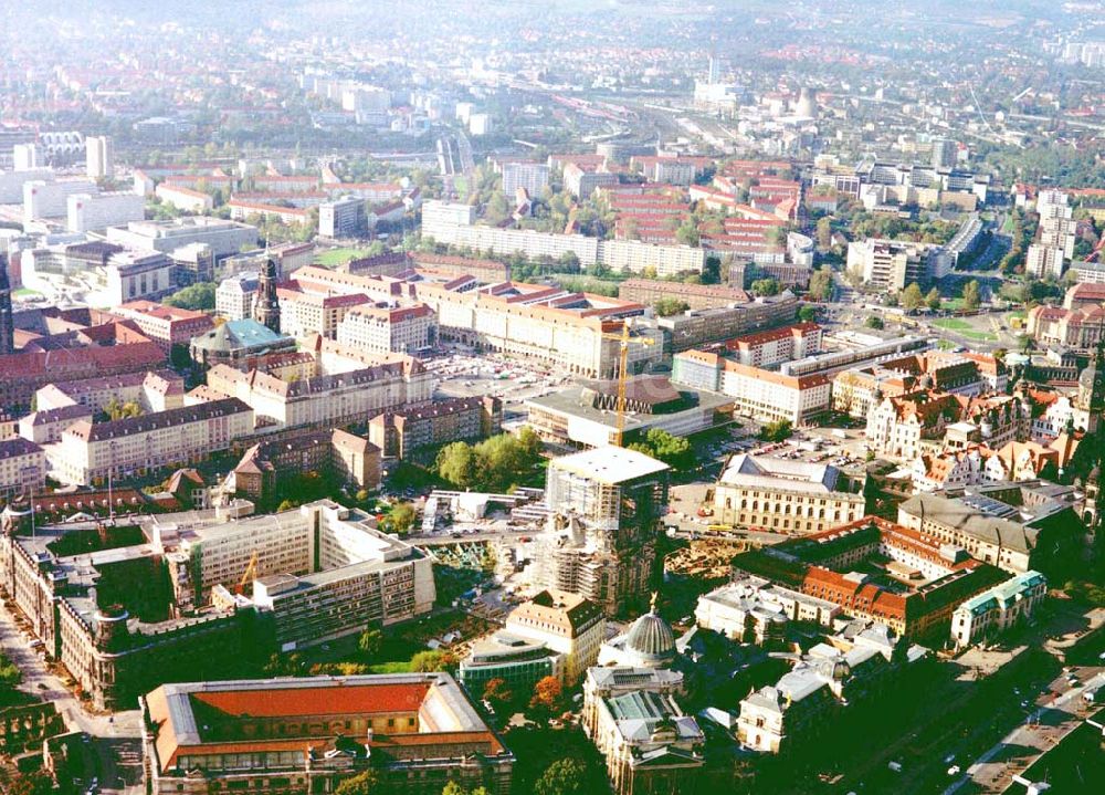 Dresden aus der Vogelperspektive: Wiederaufbau der Dresdner Frauenkirche in der Dresdner Innenstadt mit Blick über die Satdt Dresden 11.10.2002