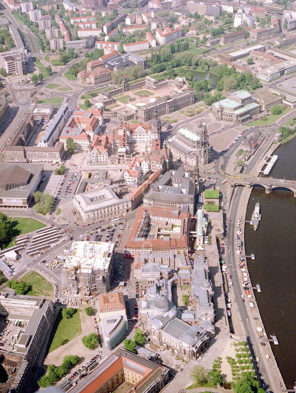 Dresden aus der Vogelperspektive: Wiederaufbau der Dresdner Frauenkirche und des Stadtschlosses.