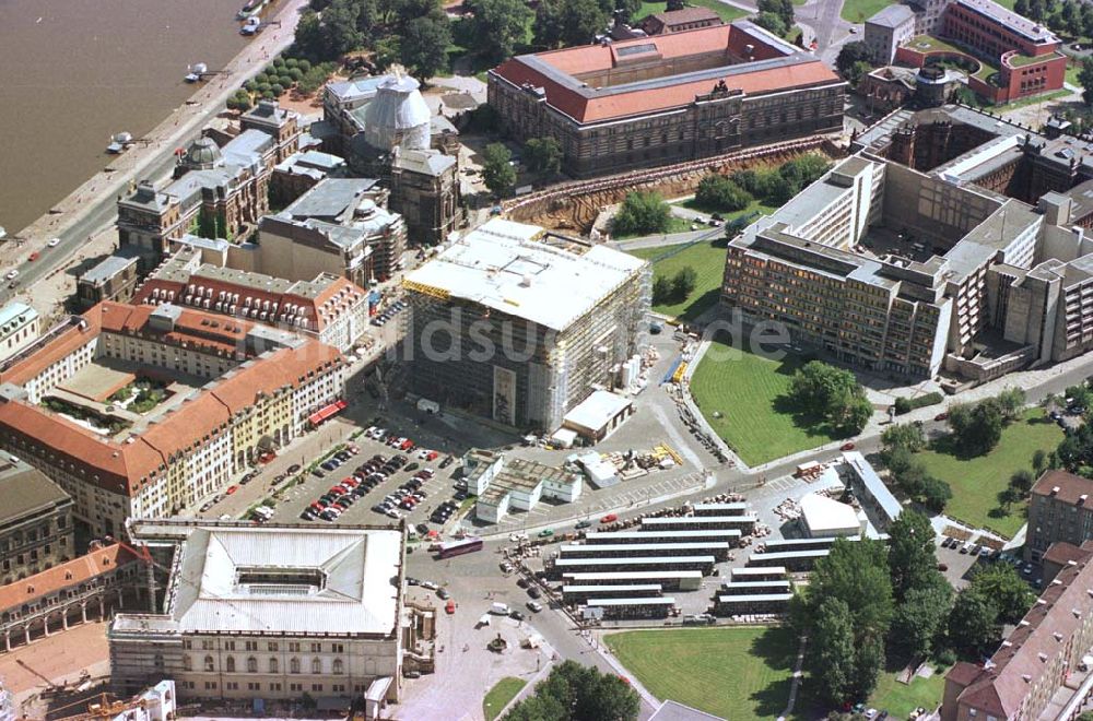 Luftbild Dresden - Wiederaufbau der Frauenkirche in derr Altstadt in Dresden