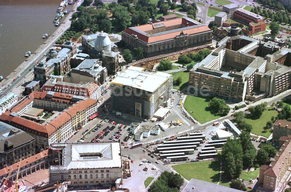 Dresden von oben - Wiederaufbau der Frauenkirche in derr Altstadt in Dresden