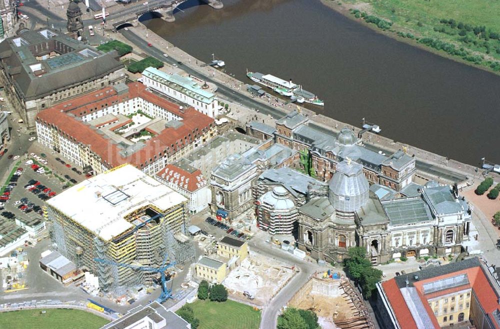 Luftbild Dresden - Wiederaufbau der Frauenkirche in derr Altstadt in Dresden