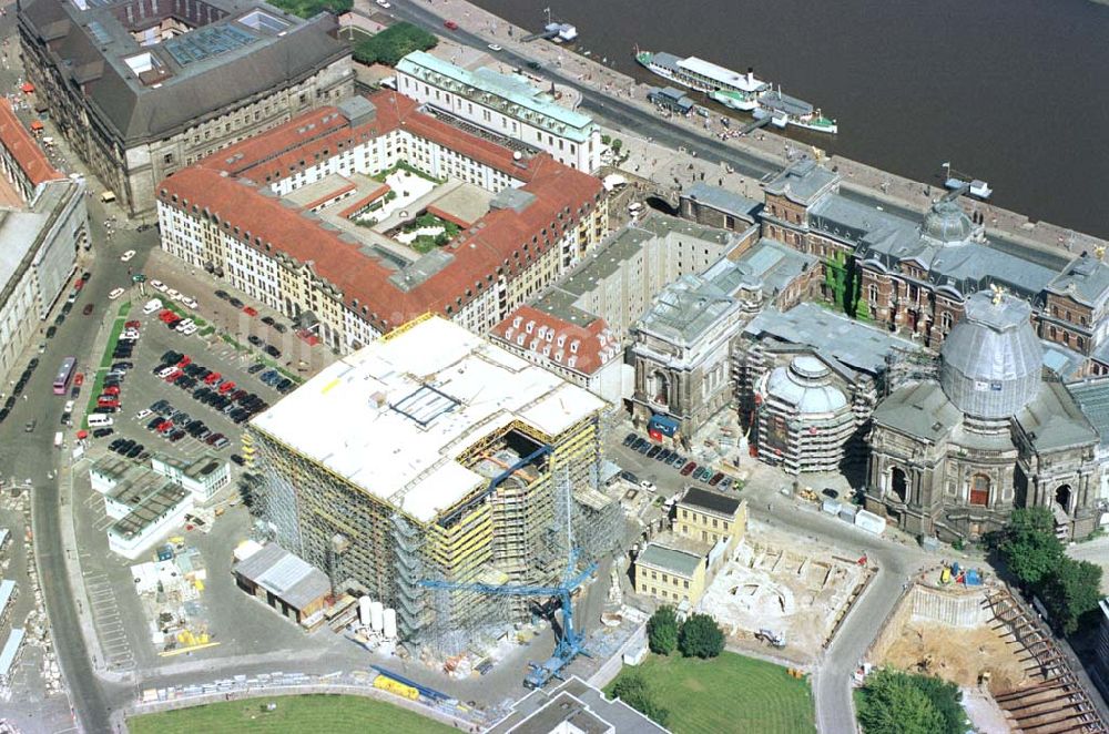 Luftaufnahme Dresden - Wiederaufbau der Frauenkirche in derr Altstadt in Dresden