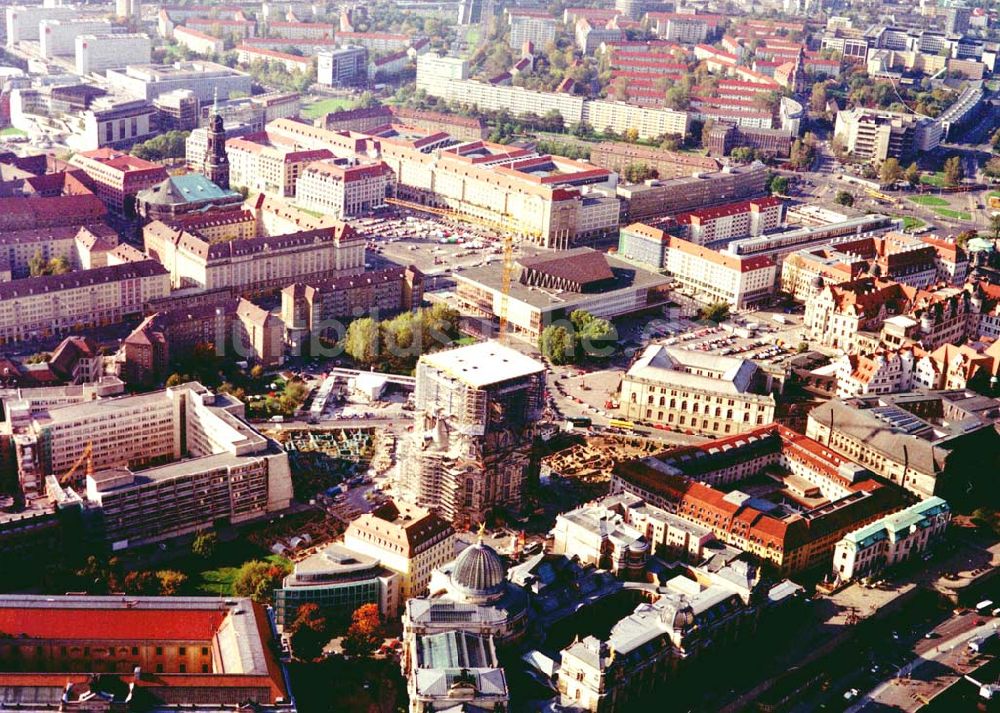 Dresden von oben - Wiederaufbau der Frauenkirche in der Dresdner Innenstadt mit Blick über die Stadt Dresden 11.10.2002