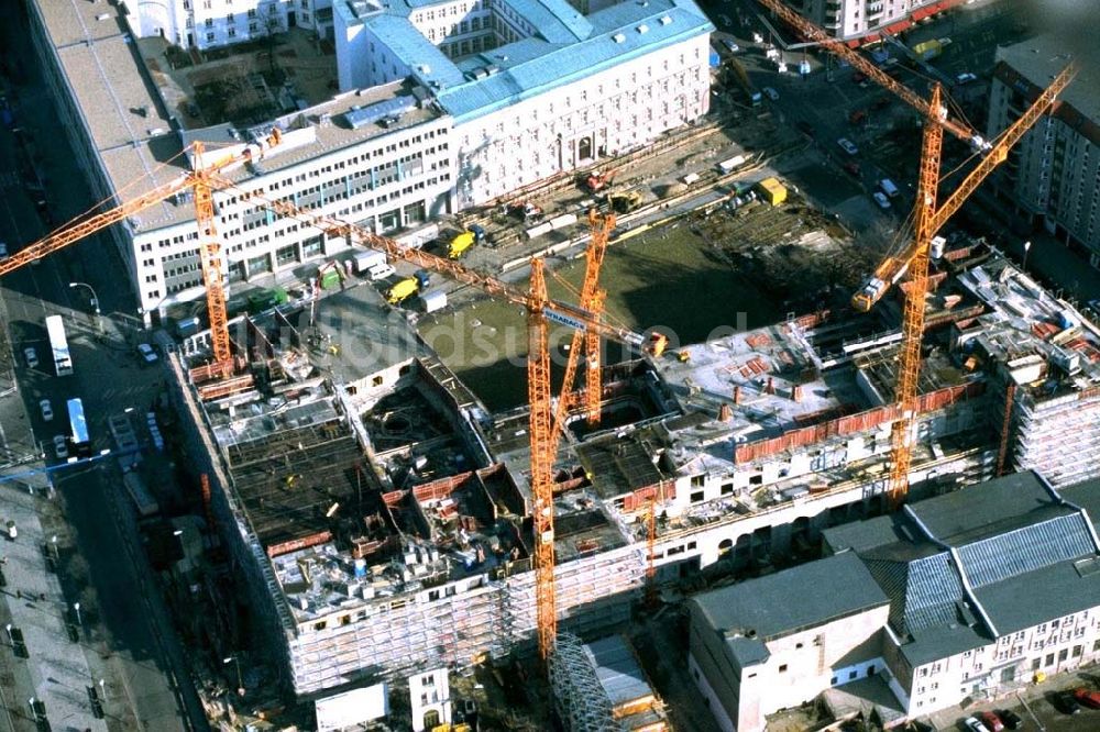 Berlin aus der Vogelperspektive: Wiederaufbau des Hotel Adlon am Brandenburger Tor in Berlin Mitte