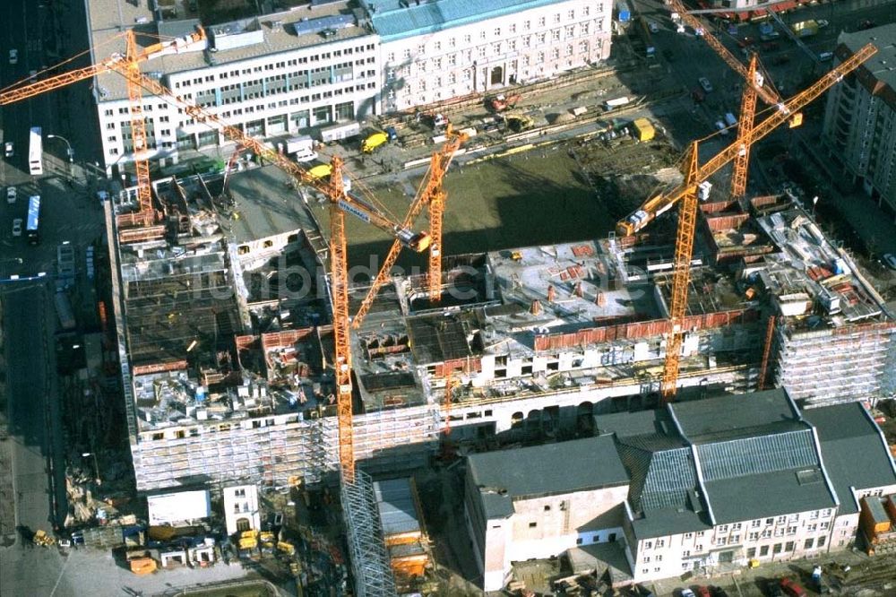 Luftbild Berlin - Wiederaufbau des Hotel Adlon am Brandenburger Tor in Berlin Mitte.