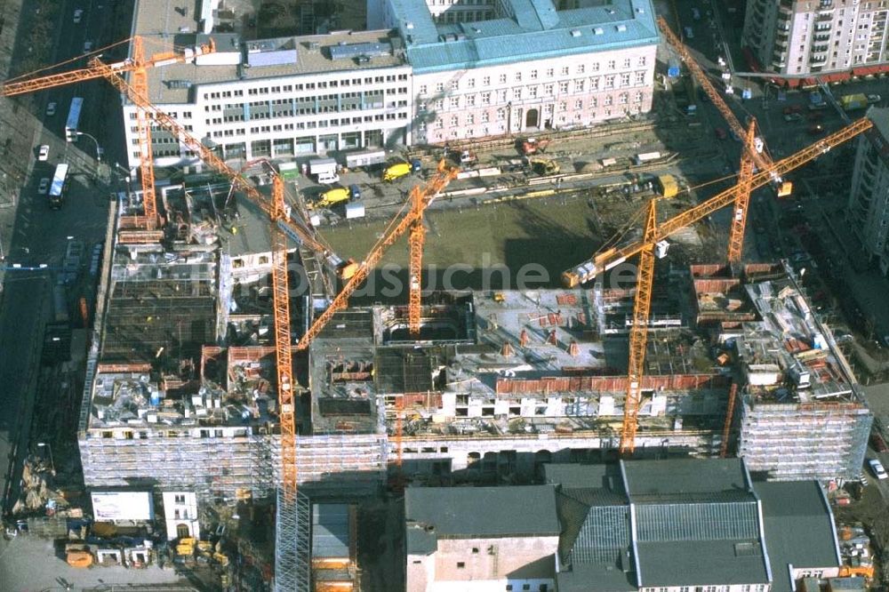 Luftaufnahme Berlin - Wiederaufbau des Hotel Adlon am Brandenburger Tor in Berlin Mitte.