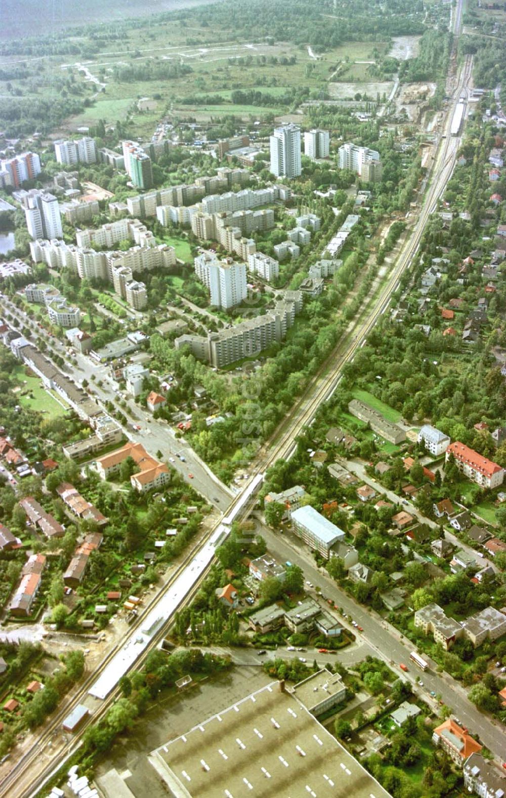 Berlin - Lichterfelde aus der Vogelperspektive: Wiedererrichtete S-Bahnstrecke Lichterfelde-Ost - Osdorfer Straße - Lichterfelde-Süd.