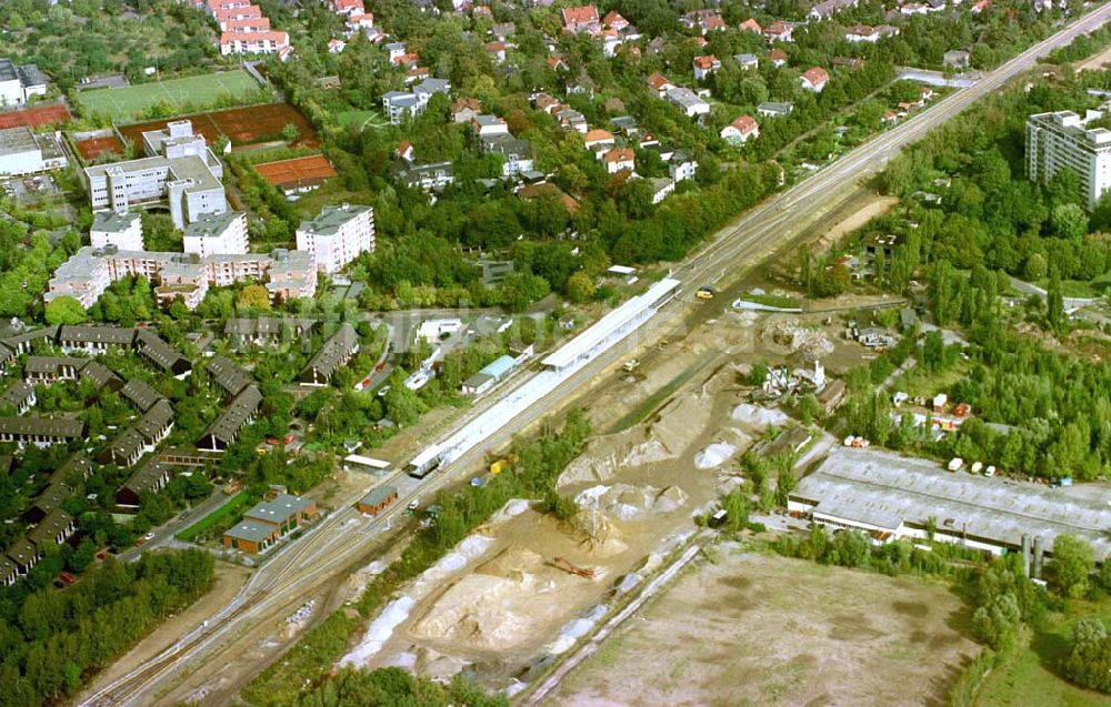 Berlin - Lichterfelde aus der Vogelperspektive: Wiedererrichtete S-Bahnstrecke Lichterfelde-Ost - Osdorfer Straße - Lichterfelde-Süd.