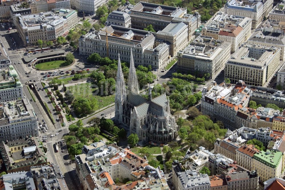 Wien von oben - Wiener Votivkirche in Österreich / Austria