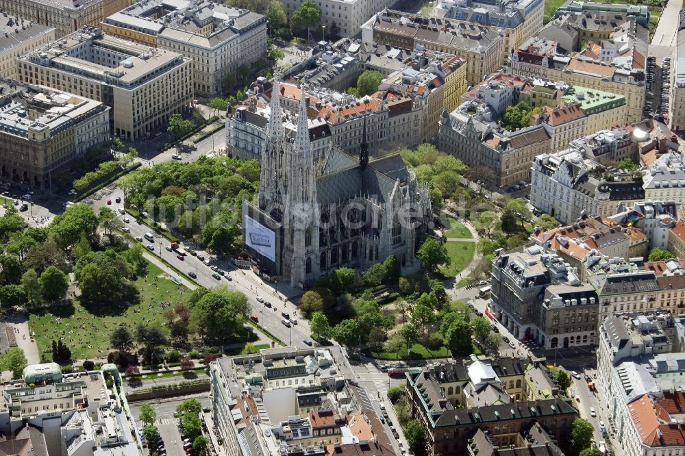 Wien aus der Vogelperspektive: Wiener Votivkirche in Österreich / Austria