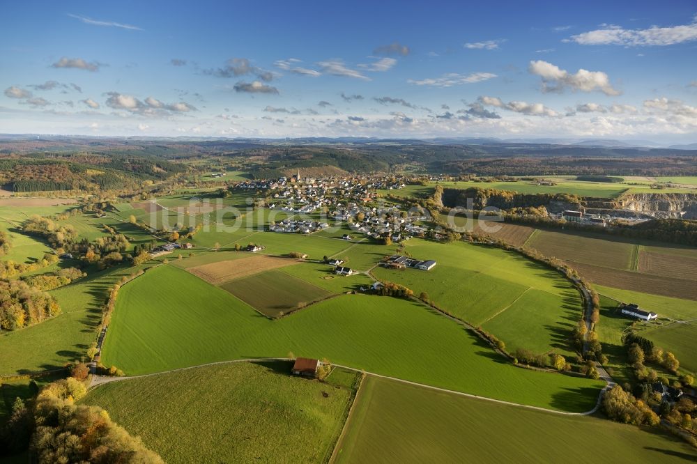 Rüthen aus der Vogelperspektive: Wiesen- Landschaft vor Kallenhardt bei Rüthen im Sauerland in Nordrhein-Westfalen